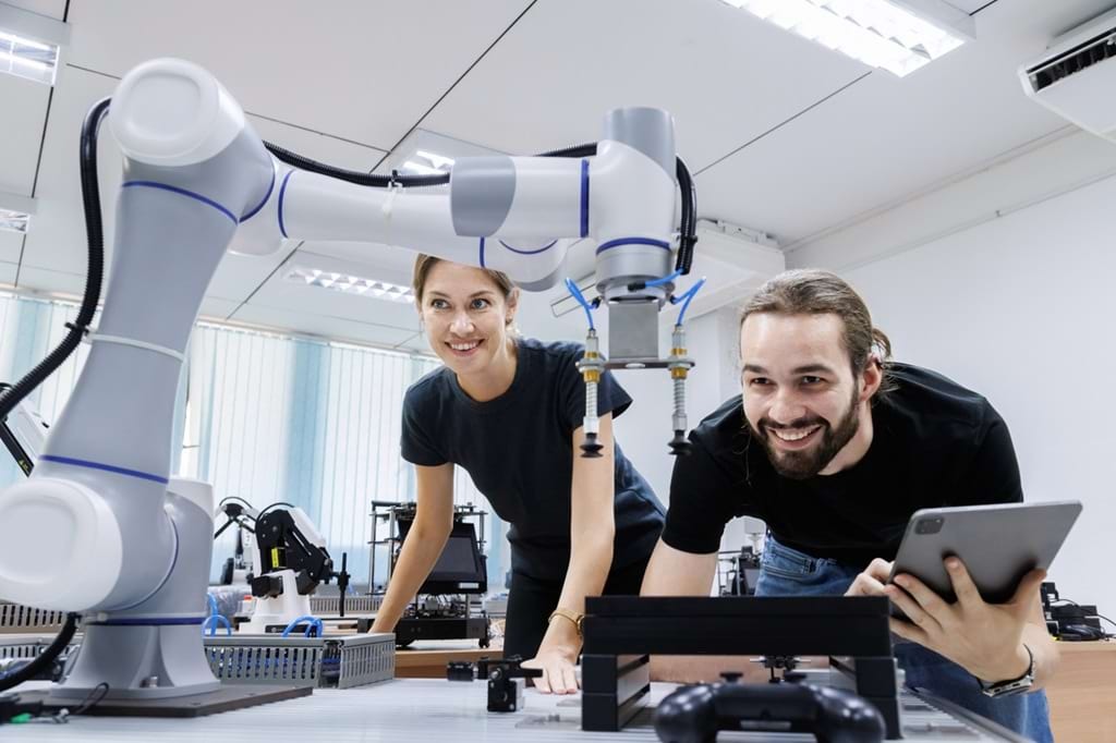 Ingenieure prüfen Steuerung einer Robotermaschine